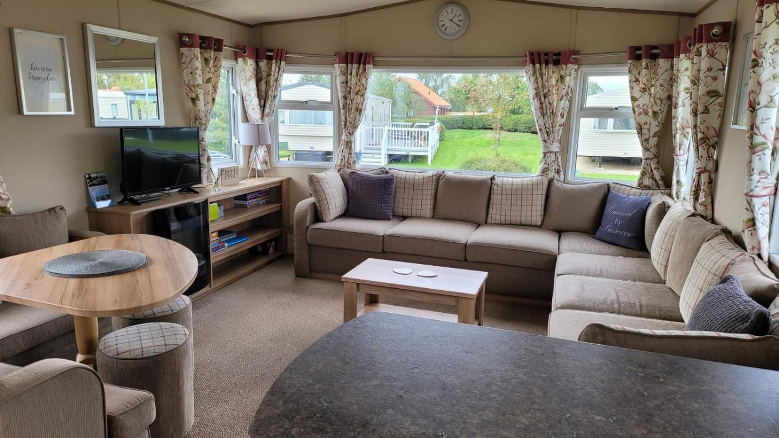 Tattershall Lakes Kingfisher Caravan 8 Berth With Hot Tub & Wifi 외부 사진